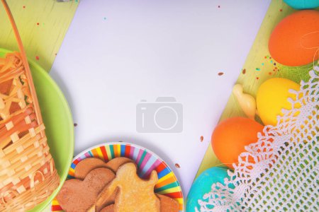 Foto de Espacio vacío en blanco con huevos de color Pascua y galletas caseras de vacaciones - Imagen libre de derechos