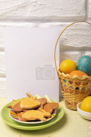 Téléchargez les photos : Carte verticale vierge de Pâques avec panier avec oeufs de couleur de Pâques - en image libre de droit