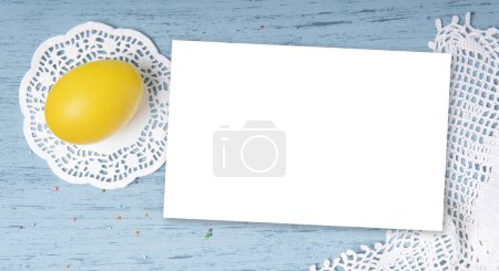 Téléchargez les photos : Modèle de carte de Pâques blanc vide avec oeuf coloré - en image libre de droit