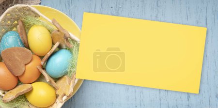 Téléchargez les photos : Carton jaune de Pâques vide, oeufs de couleur de Pâques sur fond - en image libre de droit