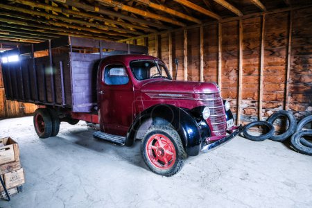 Foto de Alberta, Canadá - 22 de agosto de 2023. Museo del Patrimonio Cultural Ucraniano de Alberta, Garaje de estilo antiguo con camión retro - Imagen libre de derechos
