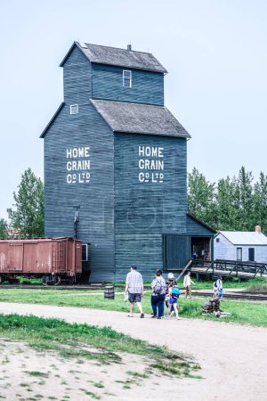 Foto de Alberta, Canadá - 22 de agosto de 2023. Alberta 's Ukrainian Cultural Heritage Village, arquitectura antigua molino de estilo - Imagen libre de derechos