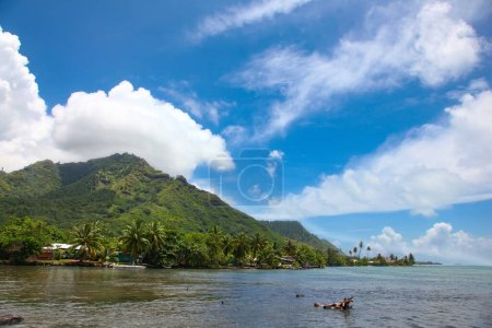 Foto de Costa tropical de Moorea con agua turquesa, hermosas islas y montañas escarpadas, Polinesia Francesa, Pacífico Sur. - Imagen libre de derechos