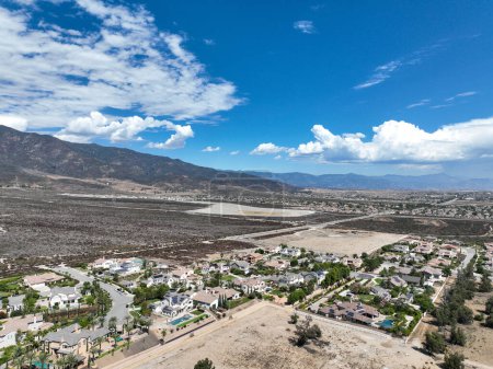 Téléchargez les photos : Vue Aérienne de Rancho CucXoa, situé au Sud des contreforts des Montagnes San Gabriel et de la Forêt Nationale d'Angeles dans le Comté de San Bernardino, Californie, États-Unis. - en image libre de droit