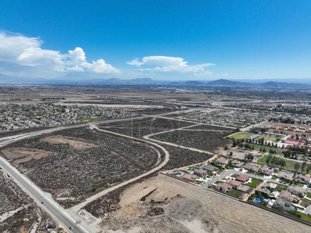 Foto de Vista aérea del Rancho Cucamonga, ubicado al sur de las estribaciones de las Montañas San Gabriel y el Bosque Nacional de los Ángeles en el Condado de San Bernardino, California, Estados Unidos. - Imagen libre de derechos