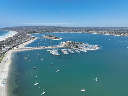 Téléchargez les photos : Aerial view of boats and kayaks in Mission Bay in San Diego, California. USA. Famous tourist destination - en image libre de droit