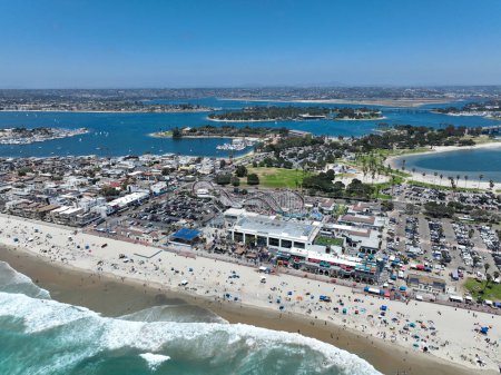 Téléchargez les photos : Aerial view of Mission Bay and beach in San Diego, Famous tourist destination, California. USA. September 22nd, 2022 - en image libre de droit