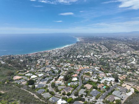 Téléchargez les photos : Aerial view over La Jolla Hills with big villas and ocean in the background, San Diego, California, USA - en image libre de droit