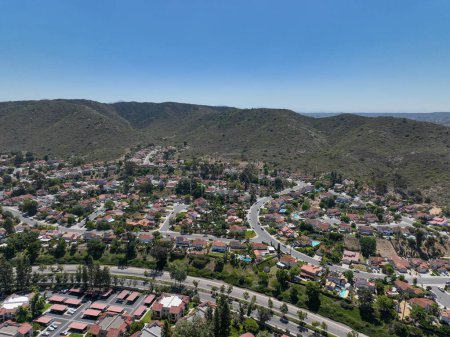 Téléchargez les photos : Vue aérienne de la petite ville Poway dans la banlieue du comté de San Diego, Californie, États-Unis. Maisons à côté de la vallée - en image libre de droit