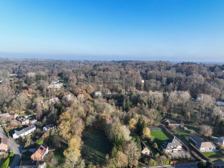Téléchargez les photos : Vue aérienne de maisons entourées de forêts et de terres agricoles dans la région rurale de Wallonie, Belgique, Europe - en image libre de droit