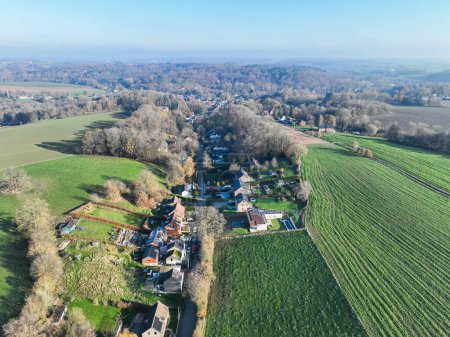 Téléchargez les photos : Vue aérienne de maisons entourées de forêts et de terres agricoles dans la région rurale de Wallonie, Belgique, Europe - en image libre de droit