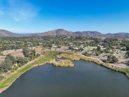 Luftaufnahme über einen Stausee und einen großen Damm, der Wasser speichert. Rancho Santa Fe in San Diego, Kalifornien, USA