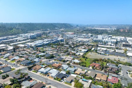 Luftaufnahme eines Hauses mit blauem Himmel in einer Vorstadt in San Diego, Kalifornien, USA.