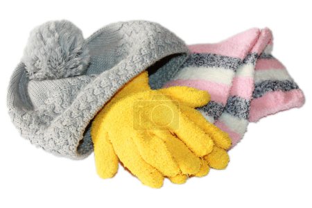 Téléchargez les photos : Chapeau gris, gants jaunes pour enfants, chaussettes rose pour femmes sur fond blanc - en image libre de droit