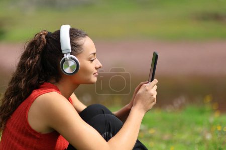 Téléchargez les photos : Profil d'une femme en montagne écoutant de la musique - en image libre de droit