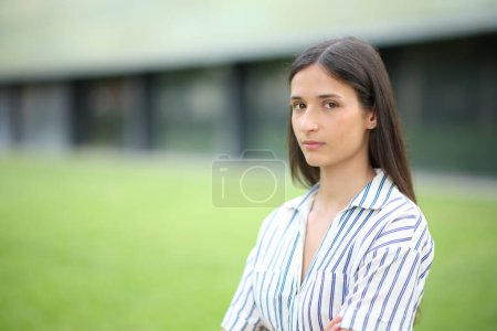 Porträt einer seriösen Frau, die in einem Business Center vor der Kamera posiert