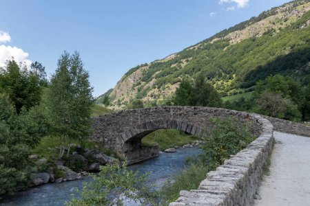 Téléchargez les photos : Pont de gavarnie dans les pyrénées françaises un jour d'été - en image libre de droit