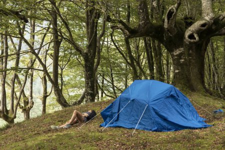Foto de Aventura: Mujer explora las montañas y encuentra serenidad en acampar - Imagen libre de derechos
