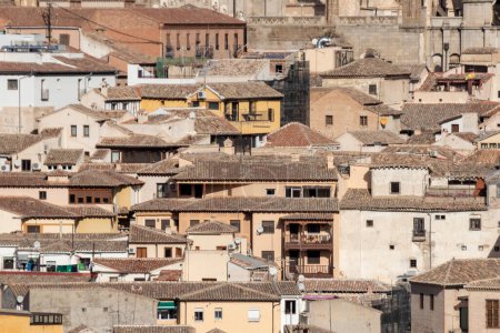 Téléchargez les photos : Plongez dans le charme de la vieille ville de Toledos, flânez dans ses rues pavées et admirez son architecture historique - en image libre de droit