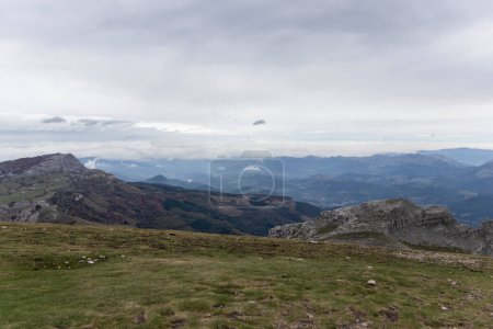 Foto de Descubre el encantador paisaje vasco de la montaña Gorbea en Mysterious - Imagen libre de derechos