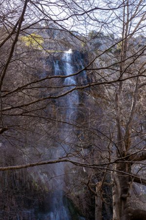 Téléchargez les photos : Mighty Ason Falls : La beauté captivante de la cascade majestueuse de Cantabrias - en image libre de droit