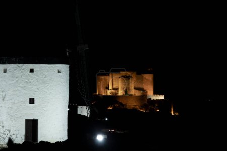 Foto de Vista nocturna del castillo de Consuegra y los tesoros del molino de viento - Imagen libre de derechos