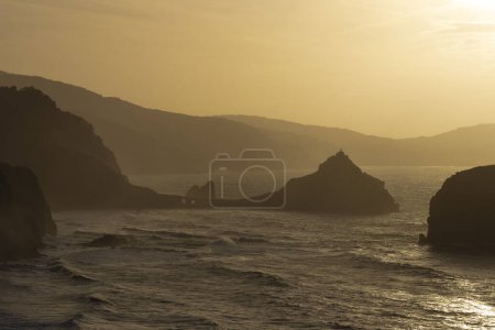 Foto de San Juan de Gaztelugatxe, icono costero vasco, bañado en la tranquila belleza del atardecer - Imagen libre de derechos
