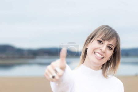 Téléchargez les photos : Intégrer la positivité : Moment joyeux de la belle femme sur la plage - en image libre de droit