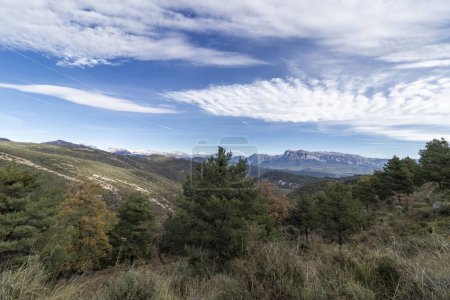 Téléchargez les photos : Paysage à couper le souffle mettant en valeur la beauté sereine de la nature avec des montagnes lointaines, verdure, et un beau ciel - en image libre de droit