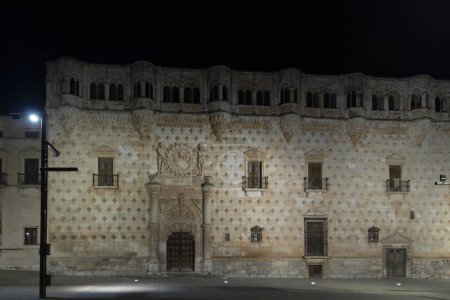 historisches Gebäude bei Nacht, beleuchtet, mit großem Auftritt und komplexen architektonischen Entwürfen
