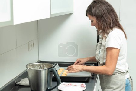 Eine Person in einer Küche bereitet das Essen mit einem verschwommenen Gesicht zu