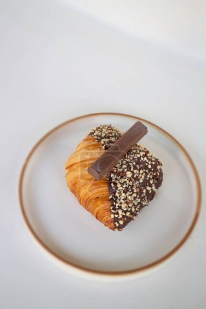 Foto de Delicioso postre croissant de chocolate para el desayuno, foto de stock - Imagen libre de derechos