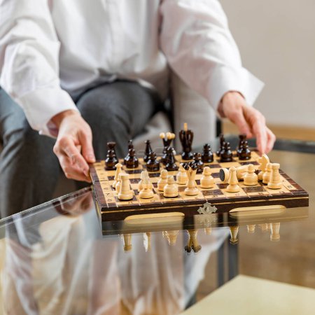 Téléchargez les photos : Femme homme d'affaires jouant aux échecs - en image libre de droit