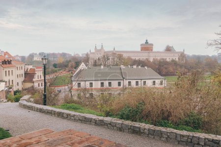 Foto de Vista del Castillo de Lublin desde la Plaza Po Farze en Lublin. Carretera y linterna en primer plano - Imagen libre de derechos