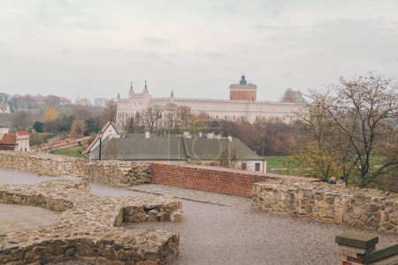 Foto de Vista del Castillo de Lublin desde la Plaza Po Farze en Lublin. Carretera y linterna en primer plano - Imagen libre de derechos