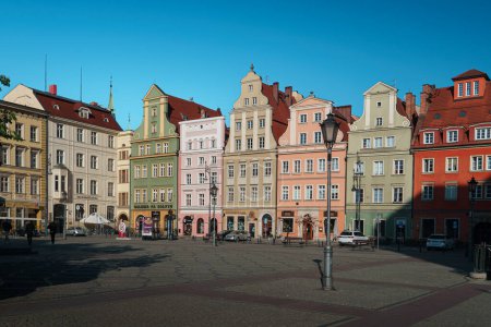 Téléchargez les photos : Plac Solny à Wroclaw. Deuxième marché dans la vieille ville. Façades de vieilles maisons - en image libre de droit