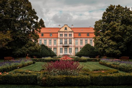 Foto de El Palacio de los Abades. El palacio rococó en Oliwa, un cuarto de Gdansk, que sirvió como residencia del entonces abad de los cistercienses - Imagen libre de derechos