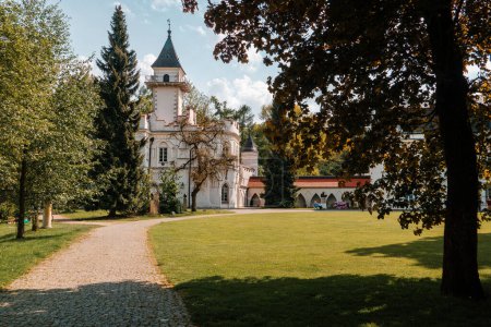 Foto de Palacio en Radziejowice. Parte neogótica del complejo palaciego - Zameczek. Fachada norte del castillo - Imagen libre de derechos