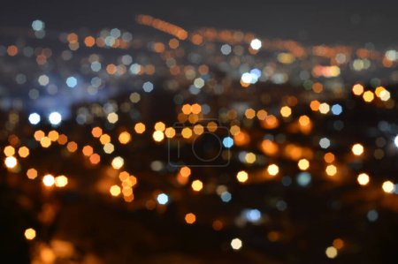 Foto de Luces de ciudad desenfocadas. Edificios desenfocados con luces bokeh por la noche. Escena de fondo de la ciudad desenfocada por la noche. - Imagen libre de derechos