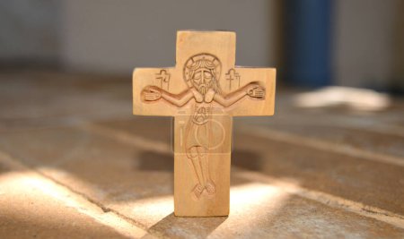 Croix en bois. Collier en croix chrétienne. Fond croisé.