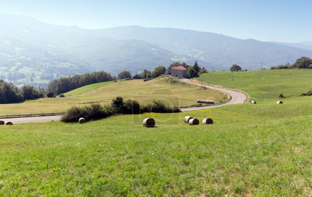 Téléchargez les photos : Lunigiana, Italie - 12 août 2020 : zone rurale de Lunigiana le long de la route de pèlerinage via Francigena - en image libre de droit