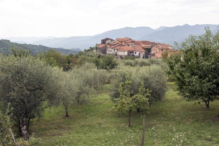 Téléchargez les photos : Lunigiana, Italie - 13 août 2020 : zone rurale de Lunigiana le long de la route de pèlerinage via Francigena - en image libre de droit