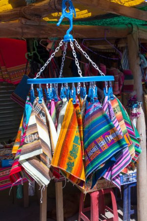 Foto de Uyuni, Bolivia - 20 de agosto de 2019: vista del mercado callejero en la ciudad - Imagen libre de derechos