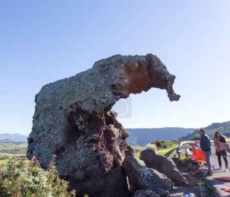 Foto de Castelsardo, Italia - 1 de enero de 2019: vista de los turistas que visitan la Roca Elefante en Cerdeña - Imagen libre de derechos