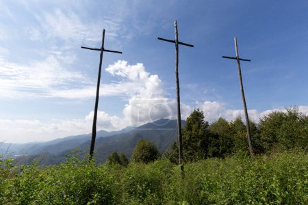 Téléchargez les photos : Varallo, Italie - 19 août 2020 : visite du mont sacré de Varallo, trois croix - en image libre de droit