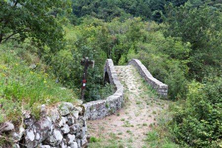 Téléchargez les photos : Vue du pont antique le long de la via Francigena à Lunigiana - en image libre de droit