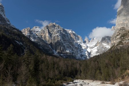 Foto de A lo largo de un sendero en valle delle seghe en el norte de Italia - Imagen libre de derechos