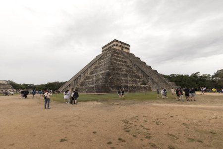 Téléchargez les photos : Chichen Itza, Mexique - 26 décembre 2022 : vue de l'ancienne pyramide de Chichen Itza visitée chaque année par des milliers de touristes - en image libre de droit