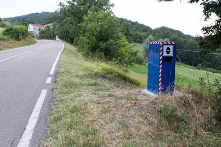 Téléchargez les photos : Lunigiana, Italie - 11 août 2020 : vue du piège à vitesse bleue le long de la route à Lunigiana - en image libre de droit