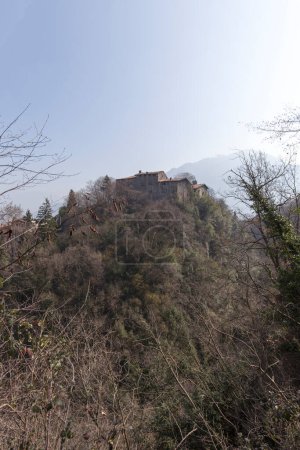 Foto de Gorzone, Italia - 13 de marzo de 2022: vista del castillo de Gorzone en Valcamonica - Imagen libre de derechos